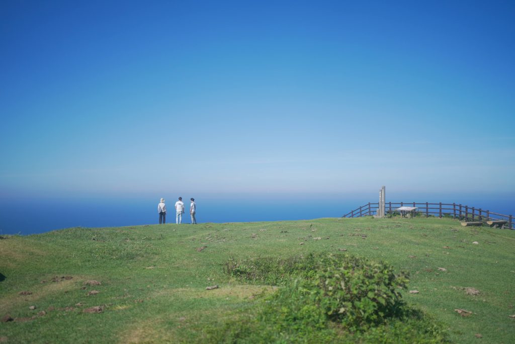 日本海に浮かぶ隠岐諸島は「隠岐ユネスコ世界ジオパーク」として多様な自然・文化資源にあふれている。「ないものはない」を公式キャッチコピーに掲げる「海士町」では「関係人口」とのまちづくりを進めている。
